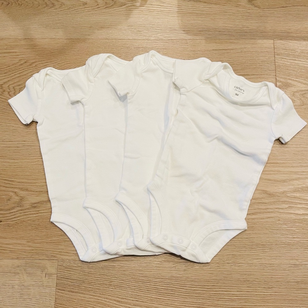 NWOT Carter’s 9 Month Shortsleeve Bodysuit in White. 4Pack.
